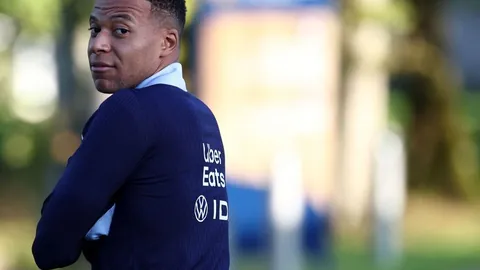 2025年11月足坛之星：哈兰德巅峰闪耀，荣获MVP荣耀