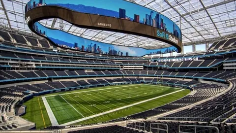 萨卡里成功闯过查尔斯顿站女单首轮，次轮迎战3号种子郑钦文